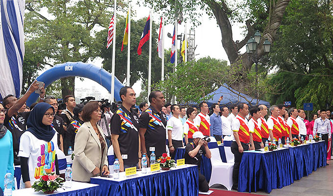 Khai mạc chương trình chạy tiếp sức “Rising together” hưởng ứng SEA Games 29 và Para Games 9 tại Hà Nội