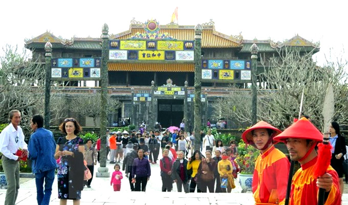Tourist attractions crowded during holidays