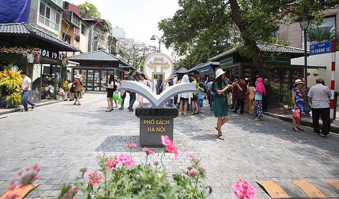 Ha Noi’s book street attracts nearly 20,000 visitors