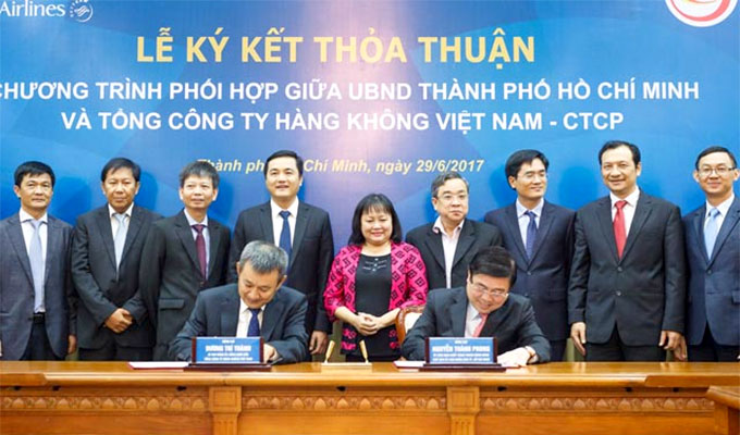 HCM city, Vietnam Airlines sign deal to develop tourism