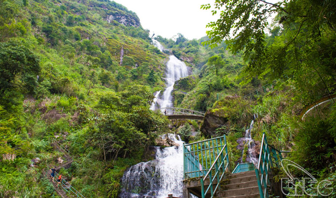 Bac Waterfall – an exotic destination in Sa Pa