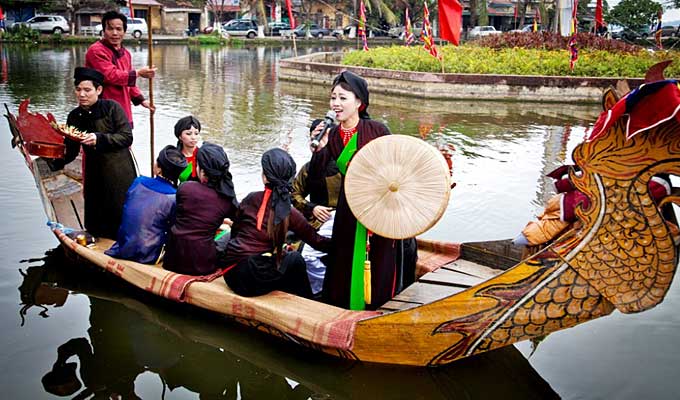 Quan ho singing on boat in Bac Ninh province every Saturday’s evening