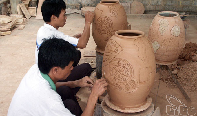 Phu Lang pottery gets new coat