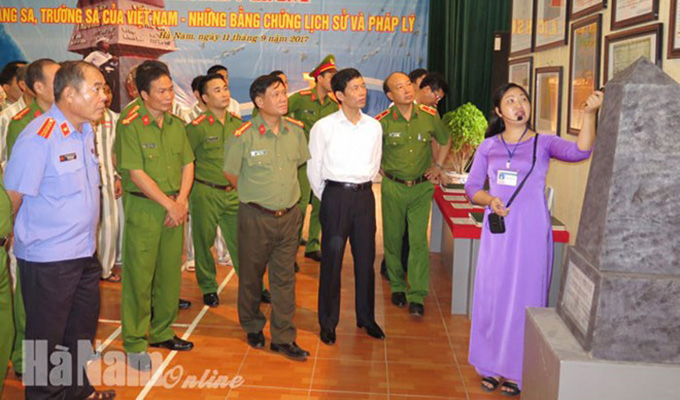 Exposition sur Hoàng Sa et Truong Sa à Ha Nam