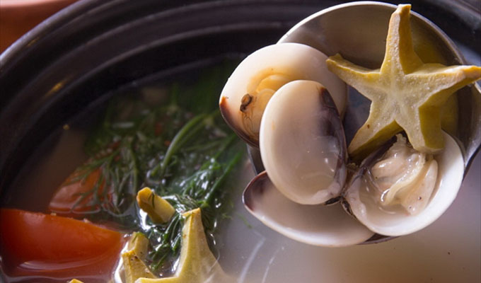 Clam and star fruit soup