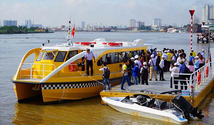 Khách Tây háo hức xếp hàng dài đi buýt sông đầu tiên ở Sài Gòn 
