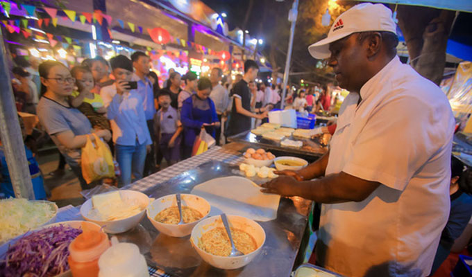 Des centaines de plats délicieux des pays se réunissent à Hô Chi Minh-Ville