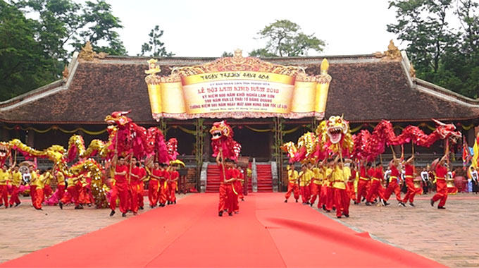 Thousands flock to Lam Kinh Festival