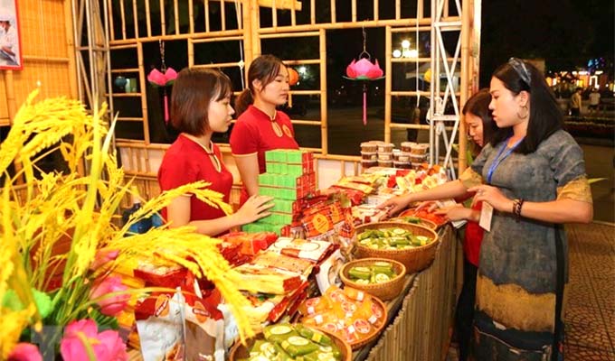 Thousands of foodies flock to Ha Noi cuisine festival 2018