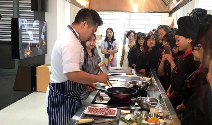 Renowned Korean chef introduces Korean cuisines to Vietnamese