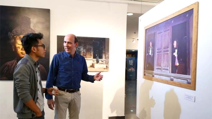Exhibition features Vietnamese pagodas in eyes of French photographer