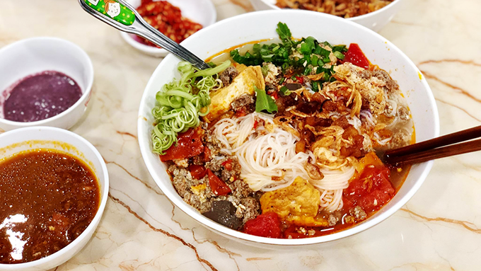 "Traveller" names three Vietnamese treats among top dishes