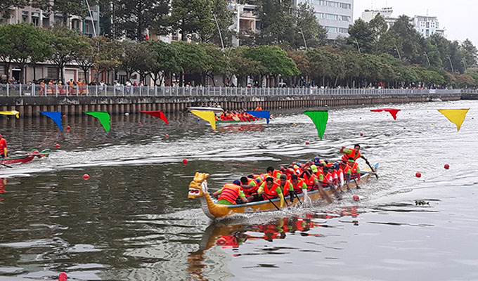 Đua thuyền truyền thống mừng Xuân Mậu Tuất trên kênh Nhiêu Lộc - Thị Nghè