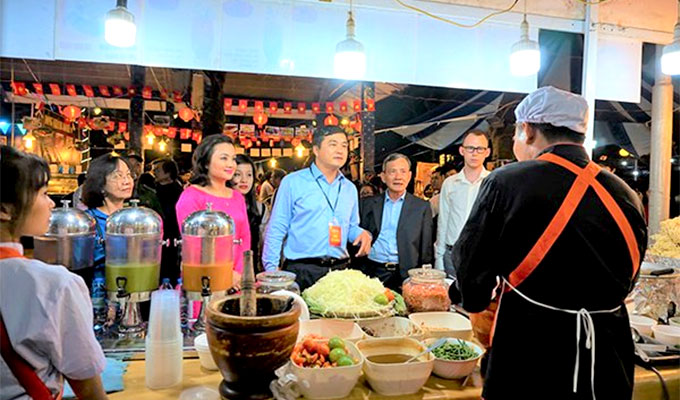 International culinary festival lures huge crowd