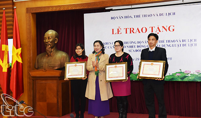 Bộ trưởng Bộ VHTTDL tặng Bằng khen cho các cá nhân có nhiều đóng góp xây dựng Luật Du lịch năm 2017