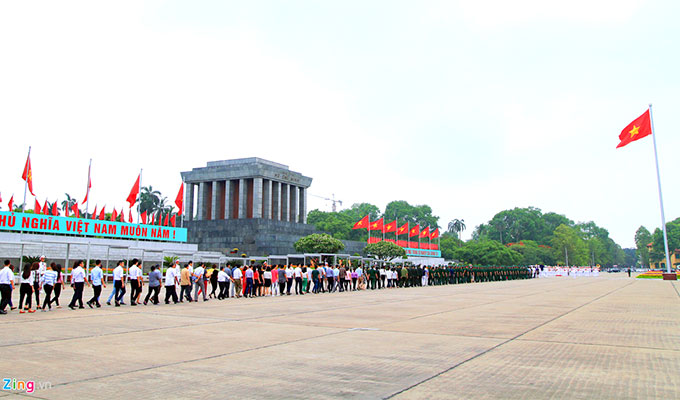 Over 18,000 people pay tribute to Uncle Ho during Tet
