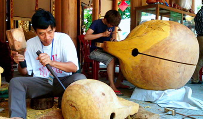 Un village de fabrication de cloches bouddhiques en bois à Hue