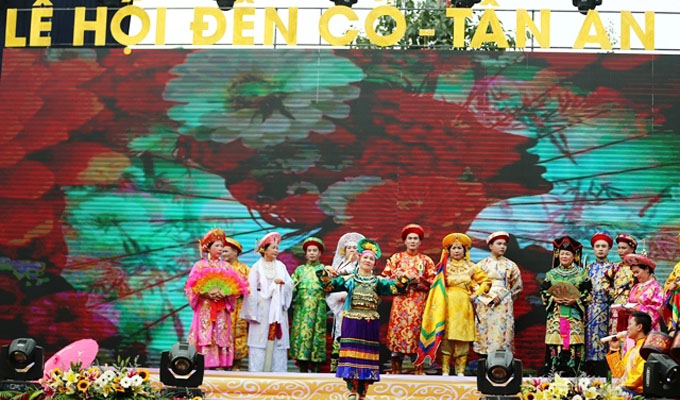 Trình diễn nghi thức hầu đồng trong Lễ hội đền Cô, Tân An
