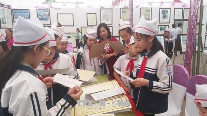 Exposition "Hoàng Sa, Truong Sa du Viet Nam - les preuves historiques et juridiques" à Hoa Binh