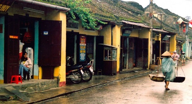 Dans la vieille ville de Hôi An, la pluie du matin réjouit le pèlerin