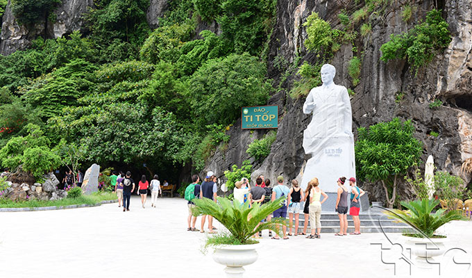 Quang Ninh welcomes half a million visitors over national holidays
