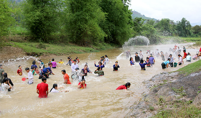 Water splashing festival recognised as national intangible cultural heritage