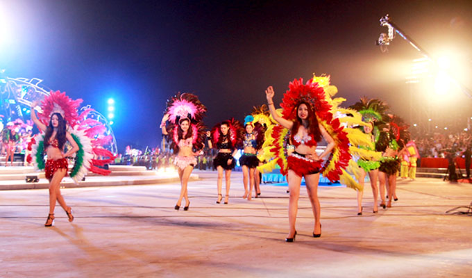 Le carnaval de Ha Long 2018 démarre avec un défilé de 12 chars floraux