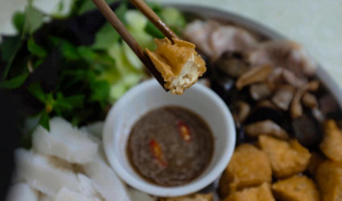 Tofu, shrimp sauce and noodles capture Hanoian hearts