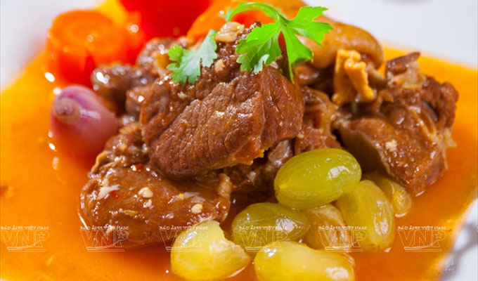 Lamb stewed with grapes