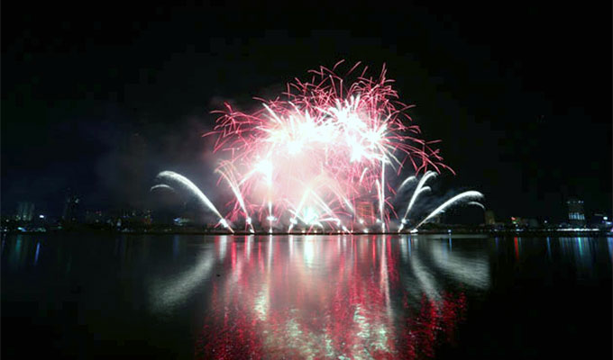 Da Nang firework festival delights audiences with sparkling colours