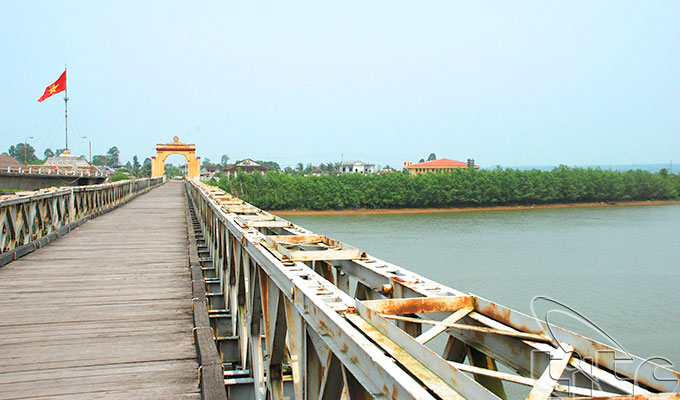 Preserving and embellishing southern Hien Luong bridge and Ben Hai river relics