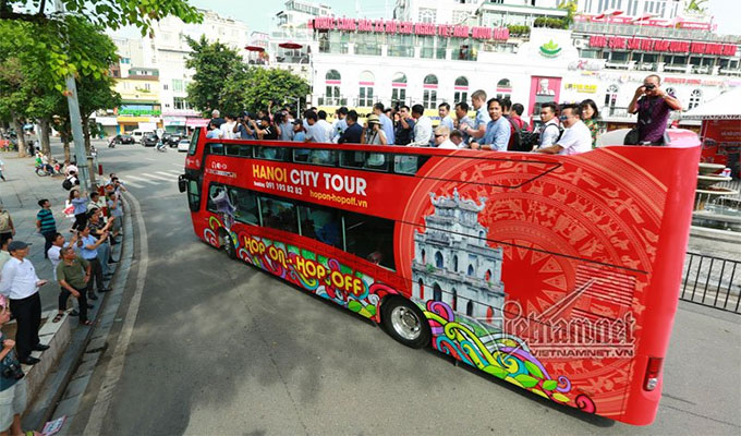 Double-decker city tour gains tourists’ favour