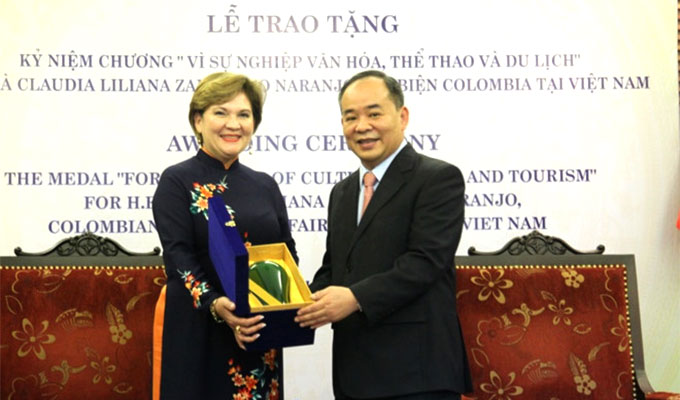 Presenting medal for the cause of culture, sports and tourism to Colombian Chargé d'affaires to Viet Nam
