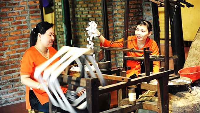 Viet Nam, Japan honour traditional silk, brocade weaving