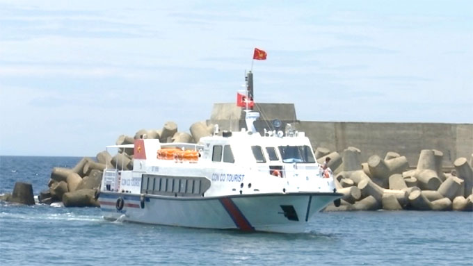 Quang Tri launches speed boat to Con Co Island