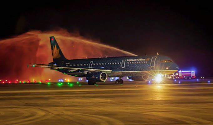Chuyến bay quốc tế đầu tiên của hàng không Việt Nam đến sân bay Vân Đồn