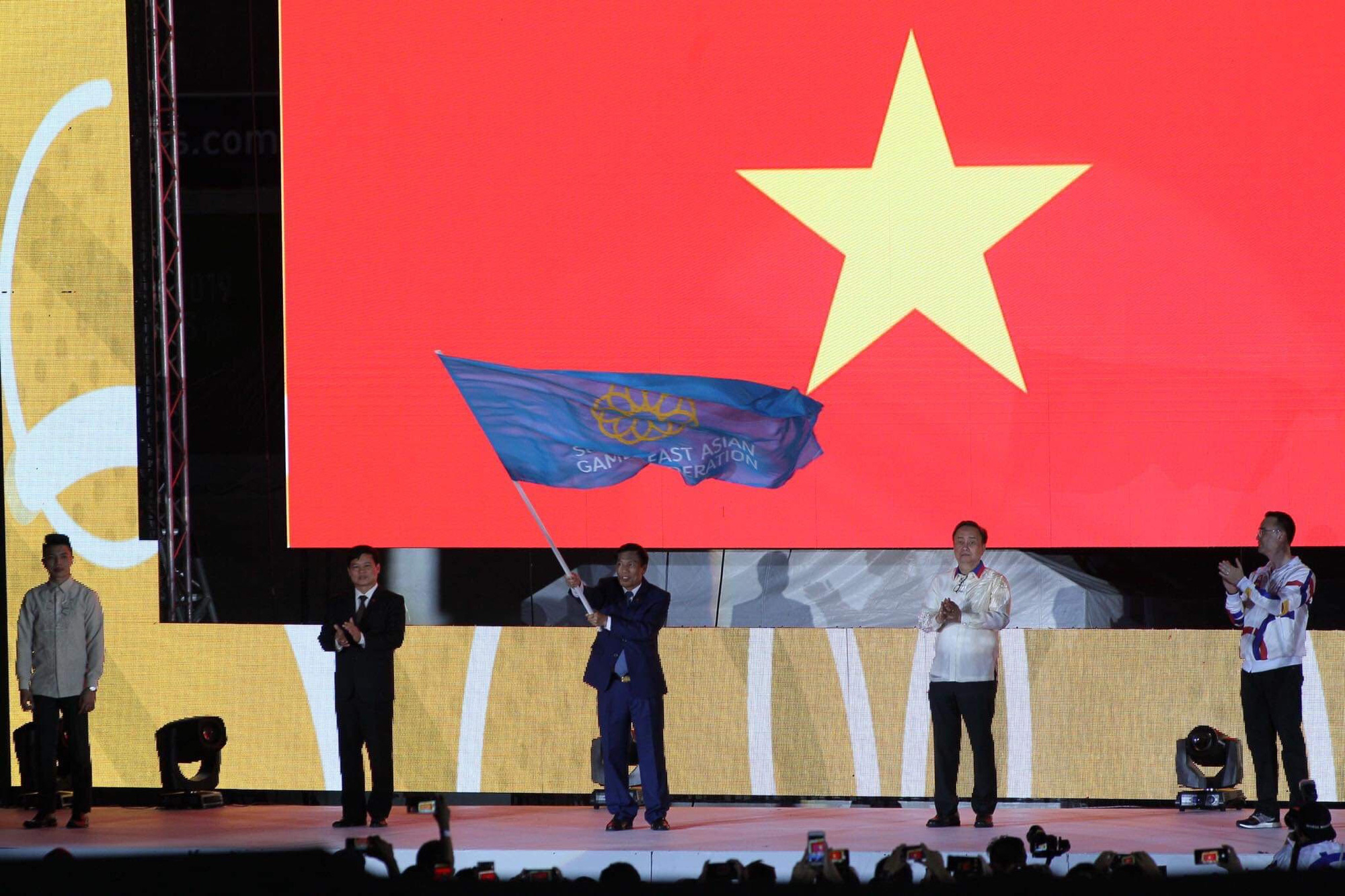 Bộ trưởng Bộ Văn hóa, Thể thao và Du lịch Nguyễn Ngọc Thiện nhận cờ đăng cai SEA Games
