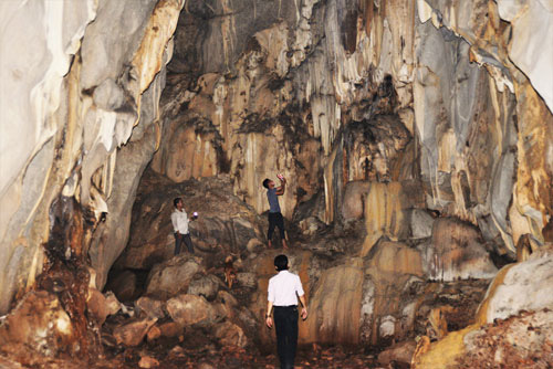 Quảng Trị: Băng rừng khám phá hang Dơi, động Nước