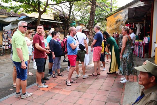 Travel agencies urged not to receive tourists from countries hit by COVID-19