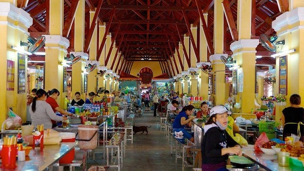 Sampling delicacies at Hoi An market