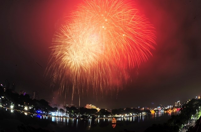 Fireworks to be set off at 30 locations in Hanoi to welcome Tet