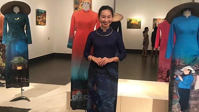 Painter creates unique harmony between Ao Dai and wood-carved paintings