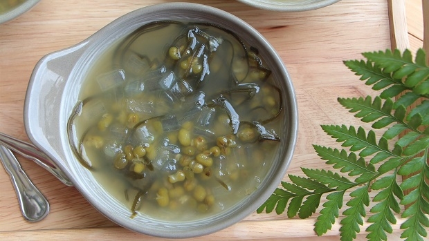 Seaweed sweet soup - a cure for the summer heat