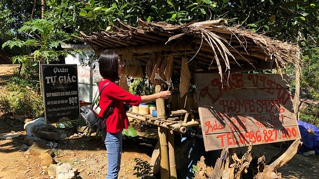 Self-aware shops in Da Bia Village: No sellers, buyers place money in baskets
