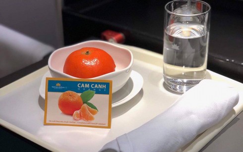 Vietnam Airlines serves passengers Canh oranges