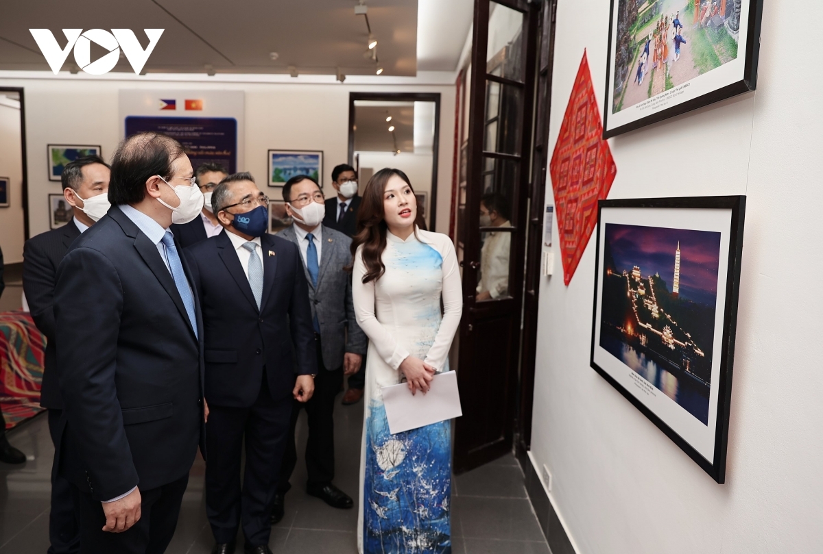 “Vietnam-Philippines: Colour of Culture” exhibition opens in Hanoi
