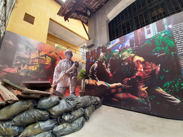 Hoa Lo Prison hosts exclusive Ha Noi war exhibition