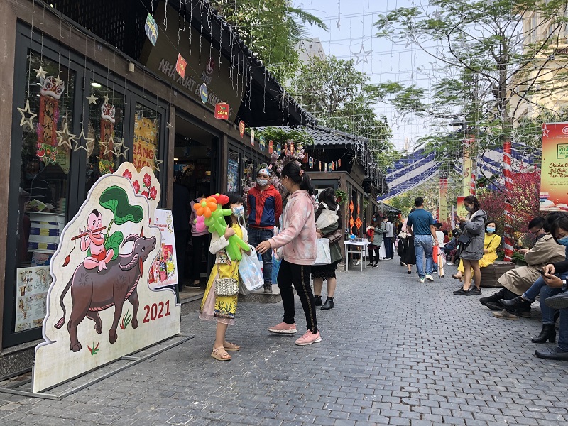 Hanoi opens spring book street