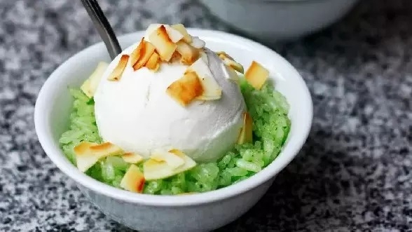 Sticky rice ice cream: A summer treat to beat Hanoi heat