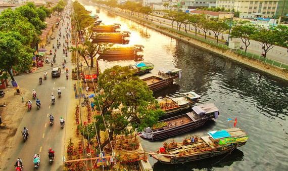 HCMC’s floating flower market opens